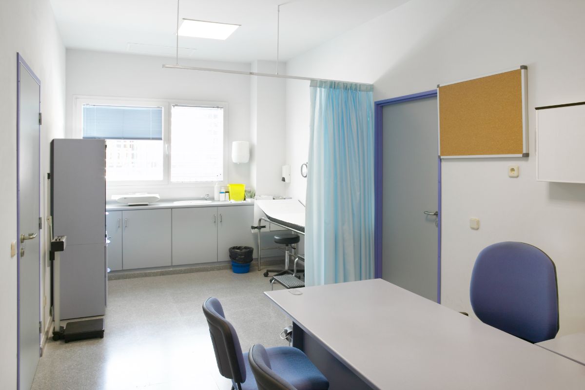 A standard hospital clinic with gypsum board walls